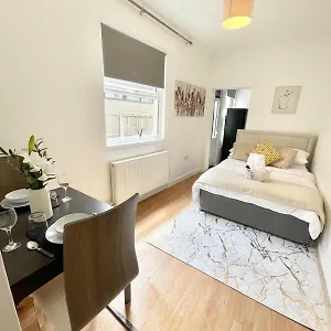 Flat With Private Patio In Stratford London